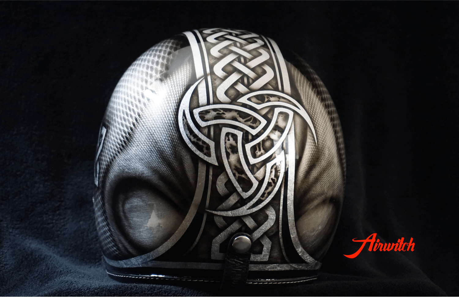 Custom Painting Helm mit keltischen Muster und Ornamenten auf Blattsilber