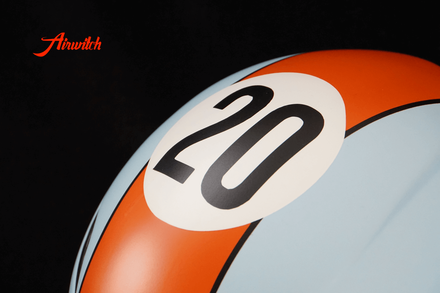 Custom Paint Helm mit Airbrush im Porsche Gulf Design in hellbau und orange