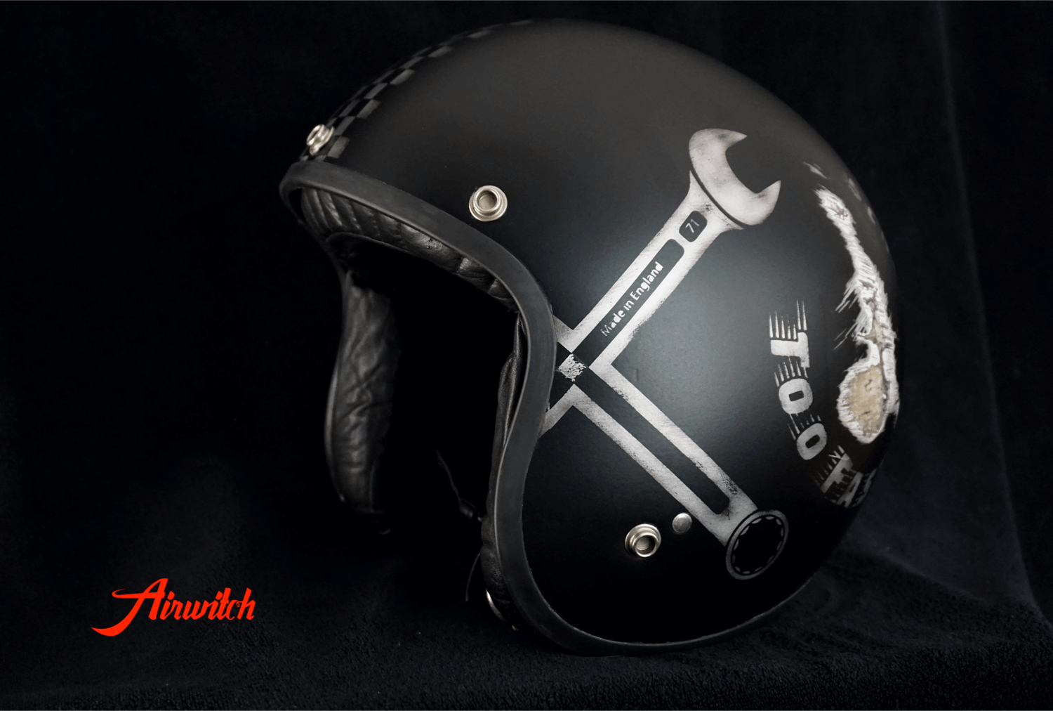 Custom Paint Helm Triumph Cafe Racer schwarz mit Zielflagge und Gabelschlüsseln