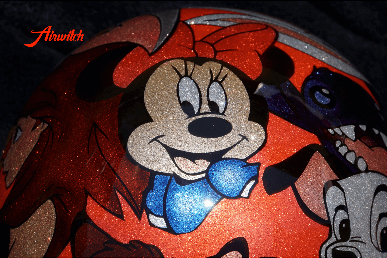 Helm mit Mickey Mouse auf feinen silbernen Metall Flakes