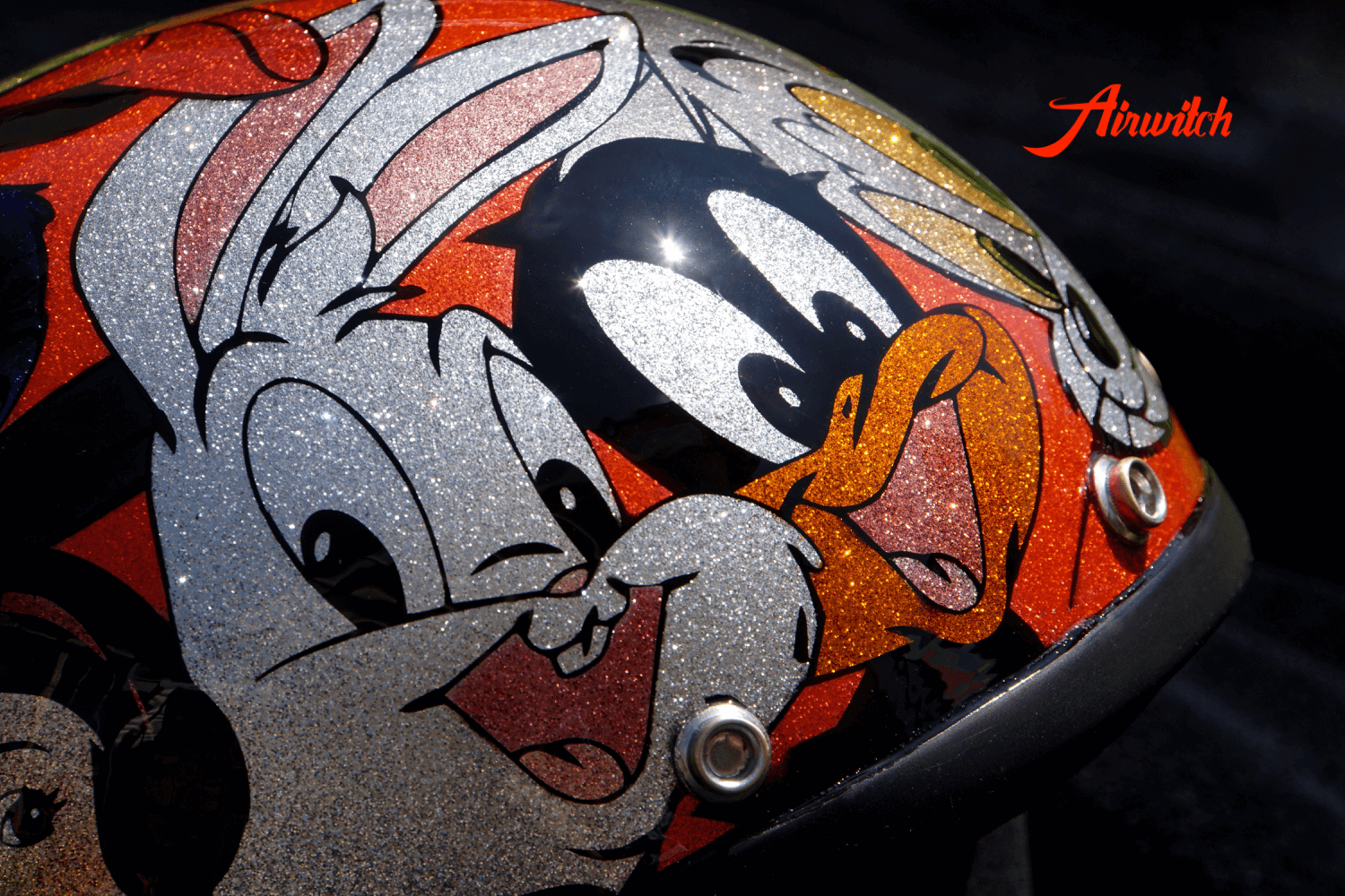 Helm mit Bugs Bunny Comic in Candyfarben auf Metal Flakes