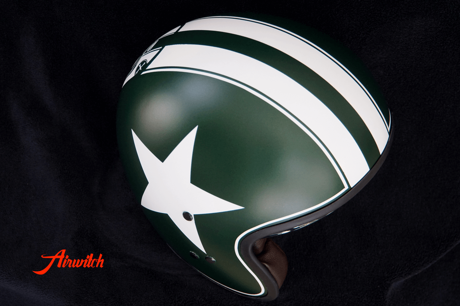 Custom Paint Helm dunkelgrün mit Airbrush, Stern, Streifen und Gentlemans Ride Logo