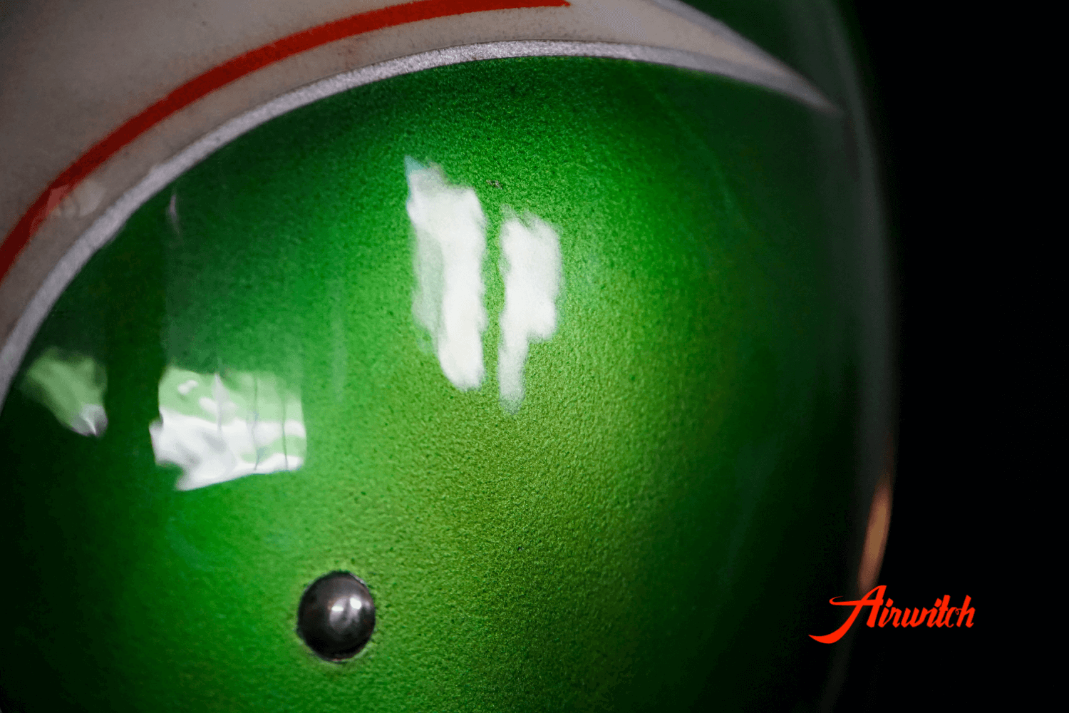 Custom Paint Helm mit Retro Used Airbrush und Bierettikett in Candygrün