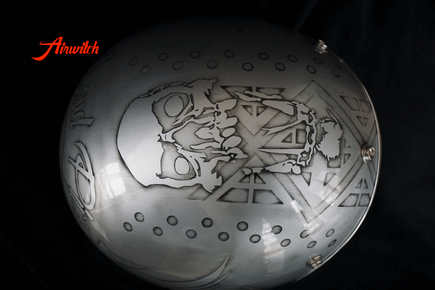 Custom Painting Helm mit Totenkopf, Nieten und Industriedesign