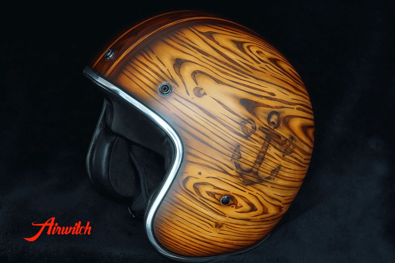 Helm mit Holz und Tiki Airbrush