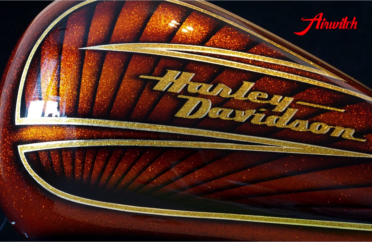 Luxuriöses Tankdesign einer Harley Davidson Tank mit goldenen Metalflakes und Blattgold