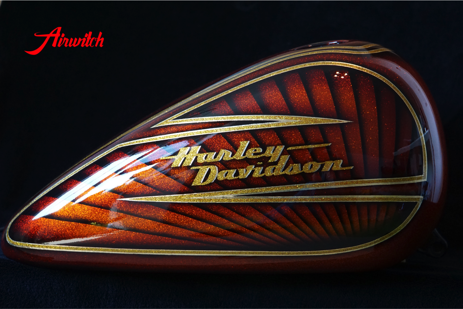 Luxuriöses Tankdesign einer Harley Davidson Tank mit goldenen Metalflakes und Blattgold