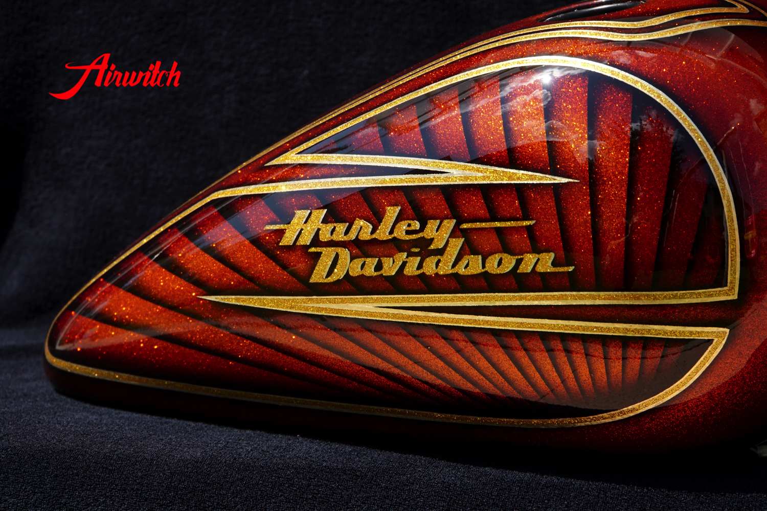 Luxuriöser Custom Painting Tank einer Harley Davidson Tank mit goldenen Metalflakes und Blattgold