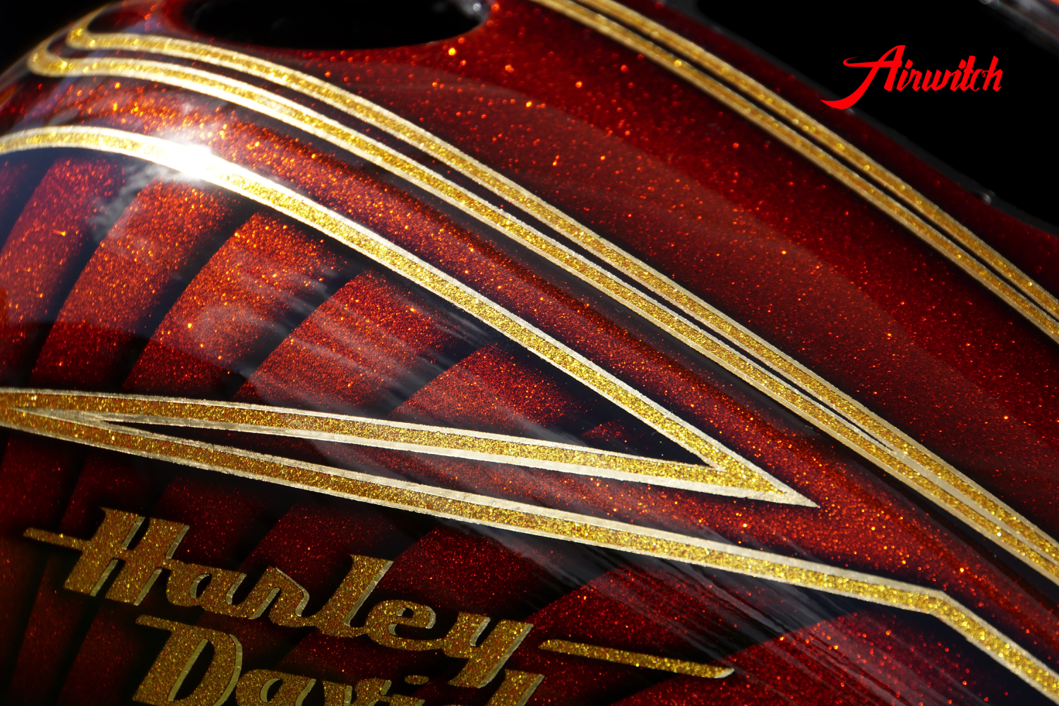 Luxus Custom Painting eines Harley Davidson Tank mit goldenen Metalflakes und Blattgold