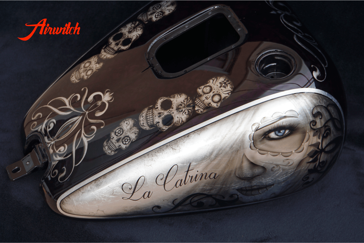 Harley Davidson softail Tank mit Custom Paint Airbrush von La Catrina und Sugar Skulls auf Bllattsilber von Airwitch