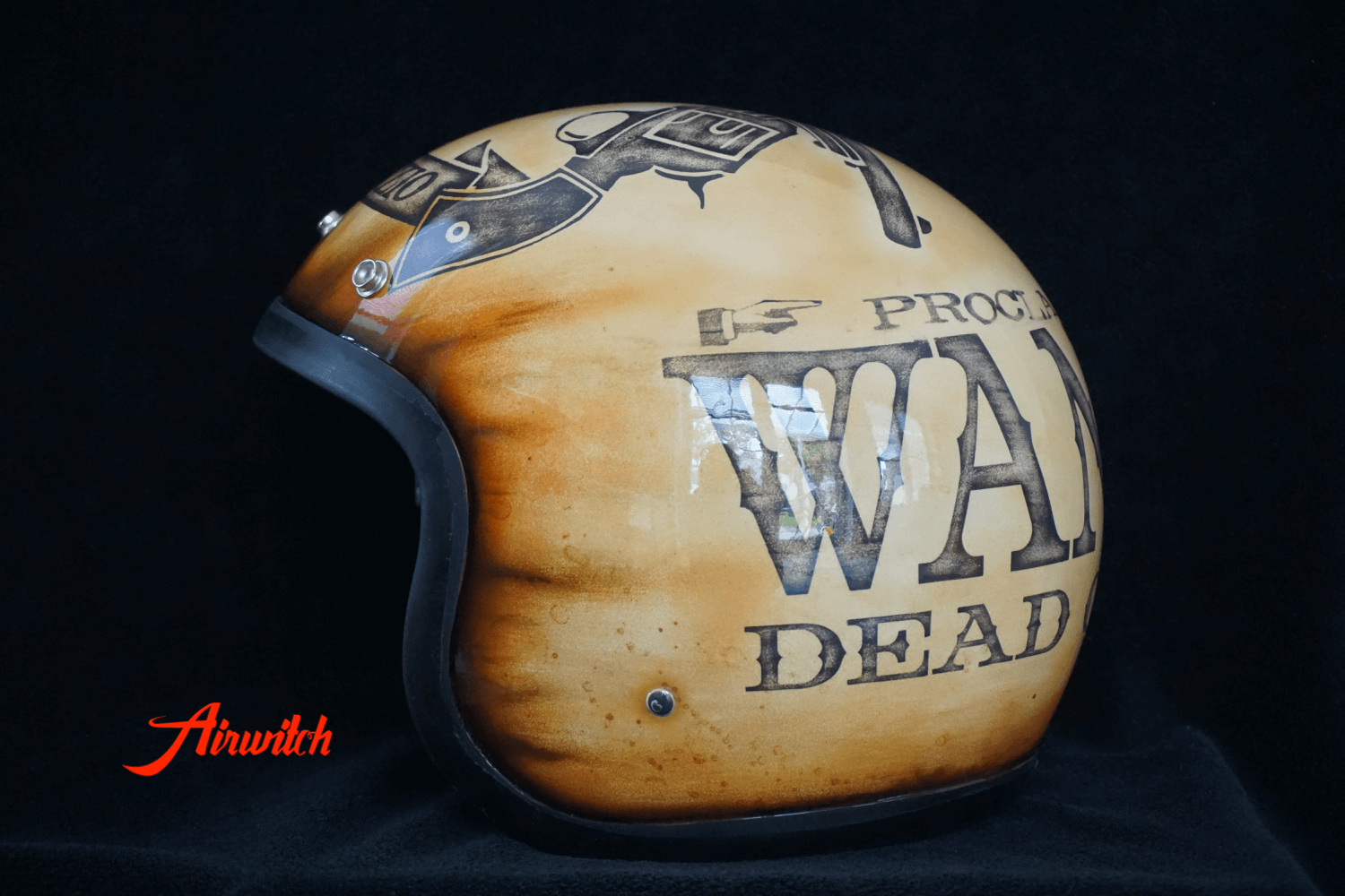 WANTED - DEAD OR ALIVE: Custom Painting Helm mit Designlackierung mit Klarlack, glänzend