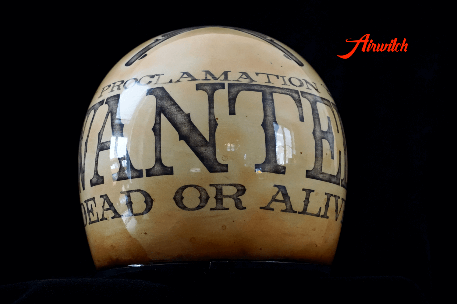 WANTED - DEAD OR ALIVE: Custom Painting Helm mit Designlackierung mit Klarlack, matt