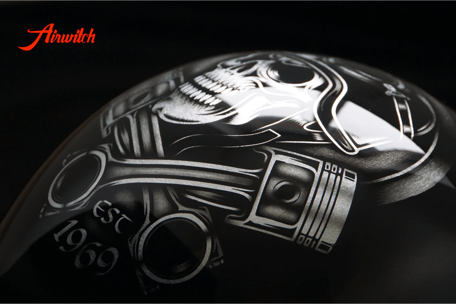 Custom Paint Helm Oldschool Airbrush Totenkopf in schwarz mit Startnummer auf Blattsilber von Airwitch