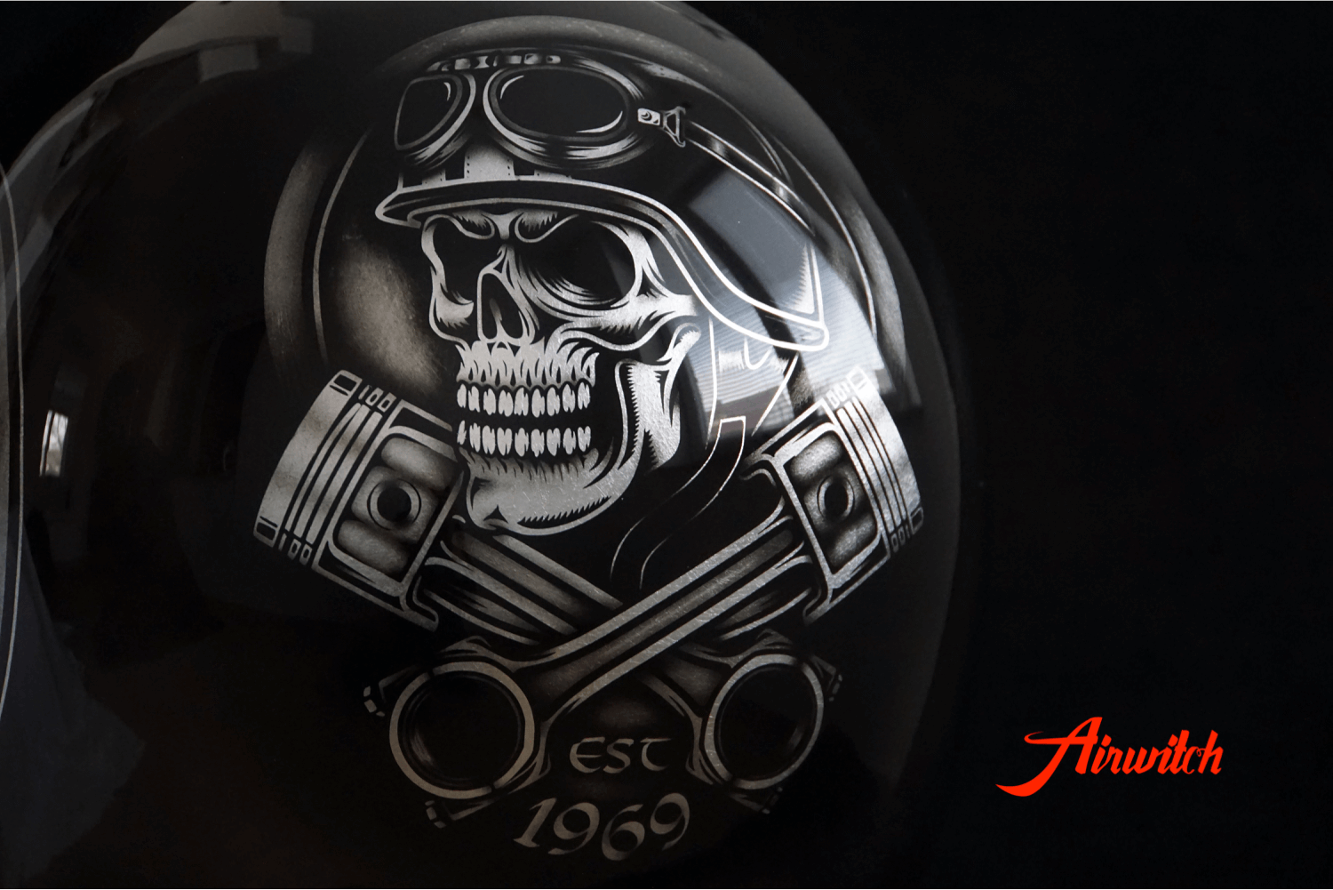 Custom Paint Helm Airbrush Totenkopf in schwarz mit Startnummer auf Blattsilber von Airwitch