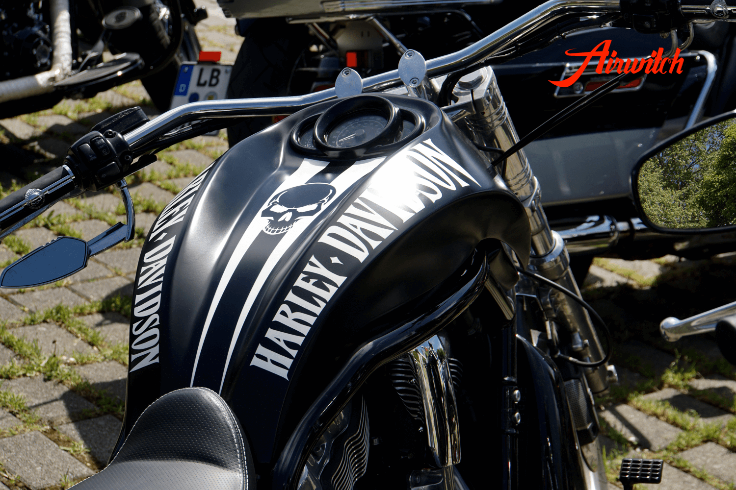 Custom Paint Lackierung Harley Davidson V-Rod Tank in schwarz-weiß mit Totenkopf und mattem Klarlack
