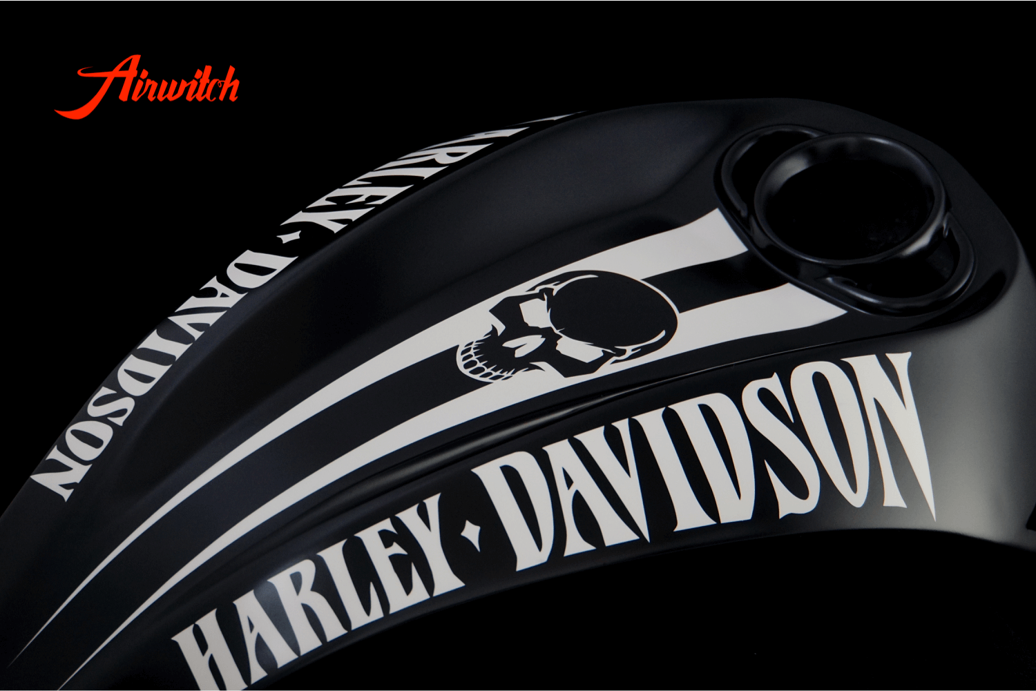 Custom Paint Harley Davidson V-Rod Tank in schwarz-weiß mit Totenkopf und mattem Klarlack