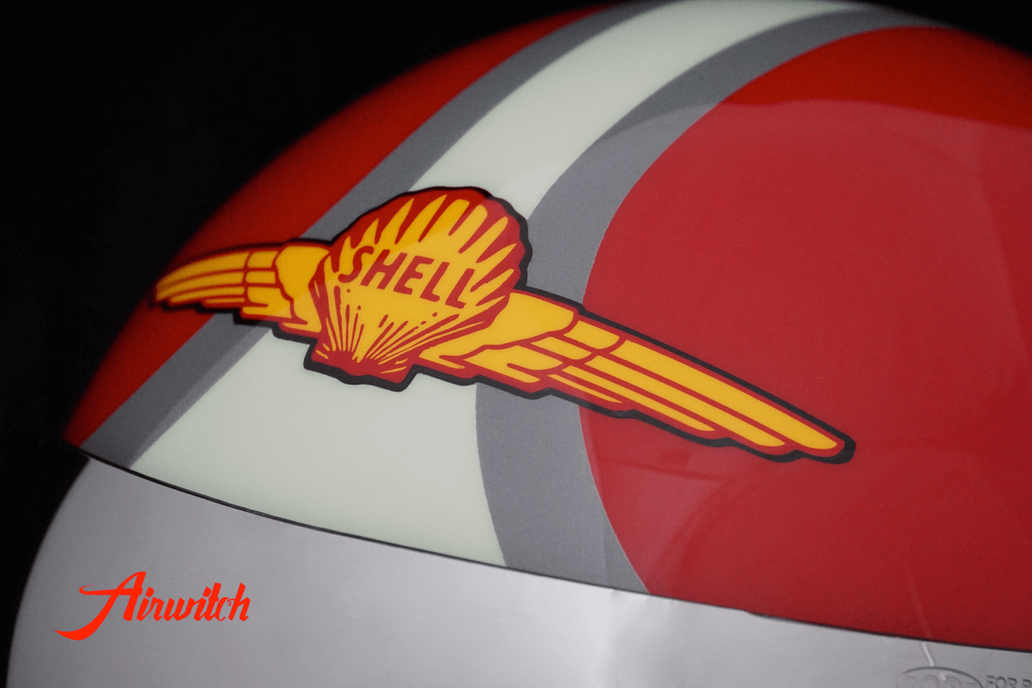 Custom Paint Retrohelm INDIAN Motorcycle mit Streifen und Indianer in rot und pastellgrün mit Shell Logo als Airbrush