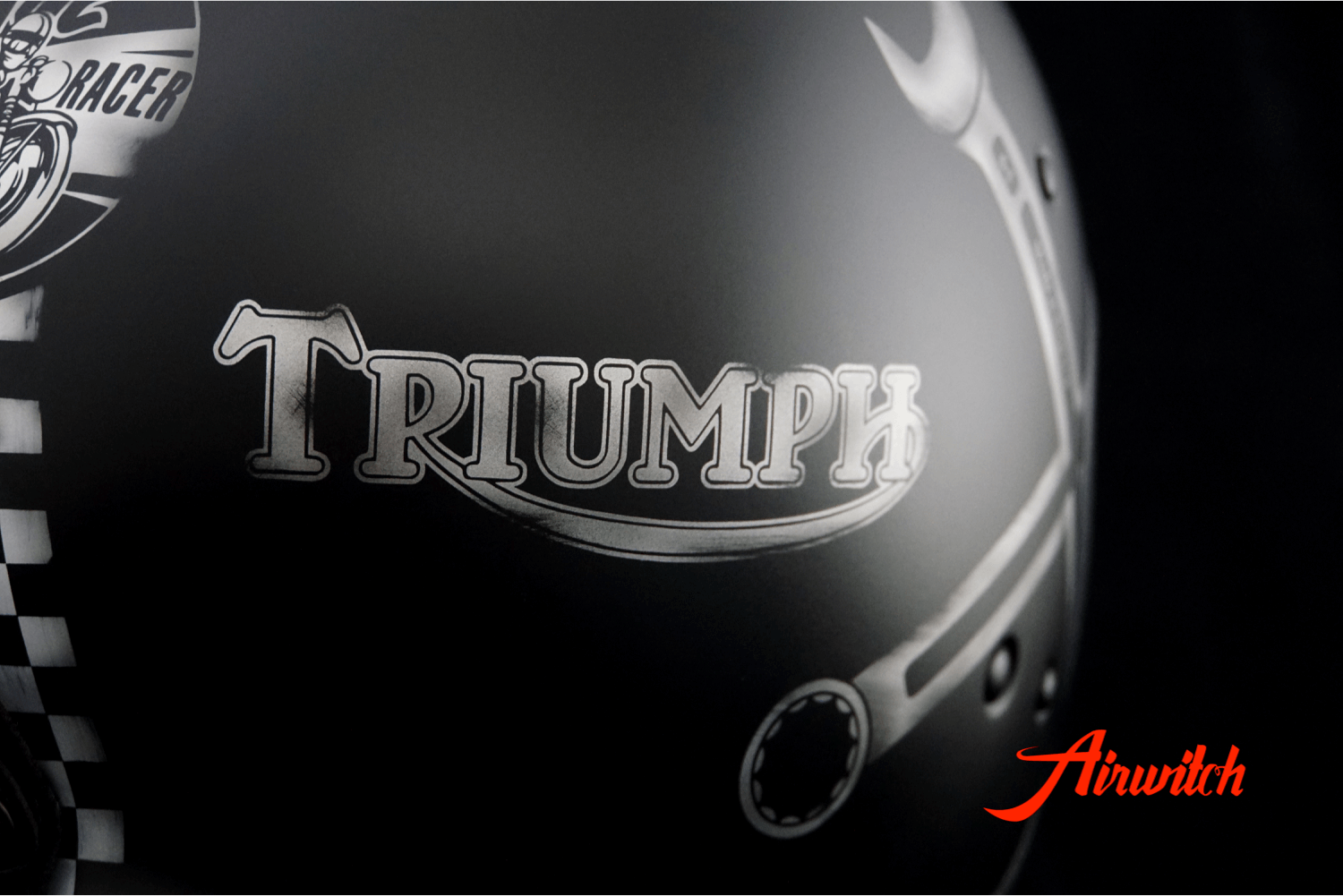 Airbrush Shoi Jethelm Cafe Racer schwarz mit Flagge, Gabelschlüssel, Triumph Logo und Zielflagge
