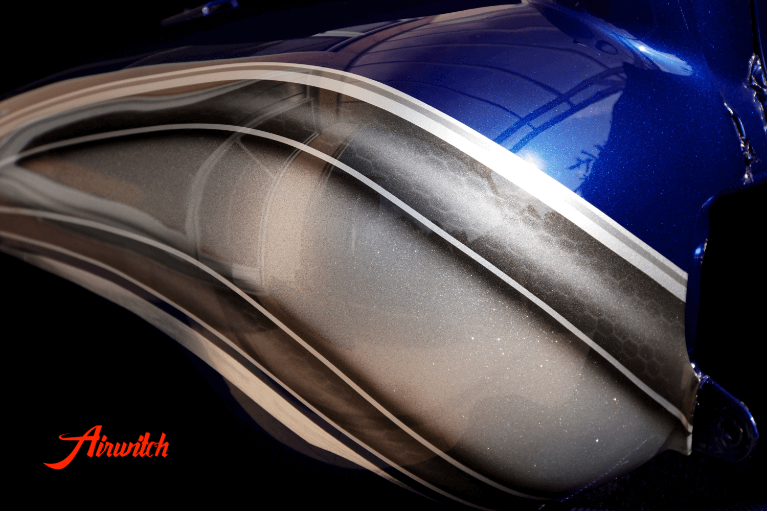 Harley Davidson Road Glide Tank Custom Paint mit silber-blauer Custom Lackierung mit Silber, Metalflakes und Blattsilber