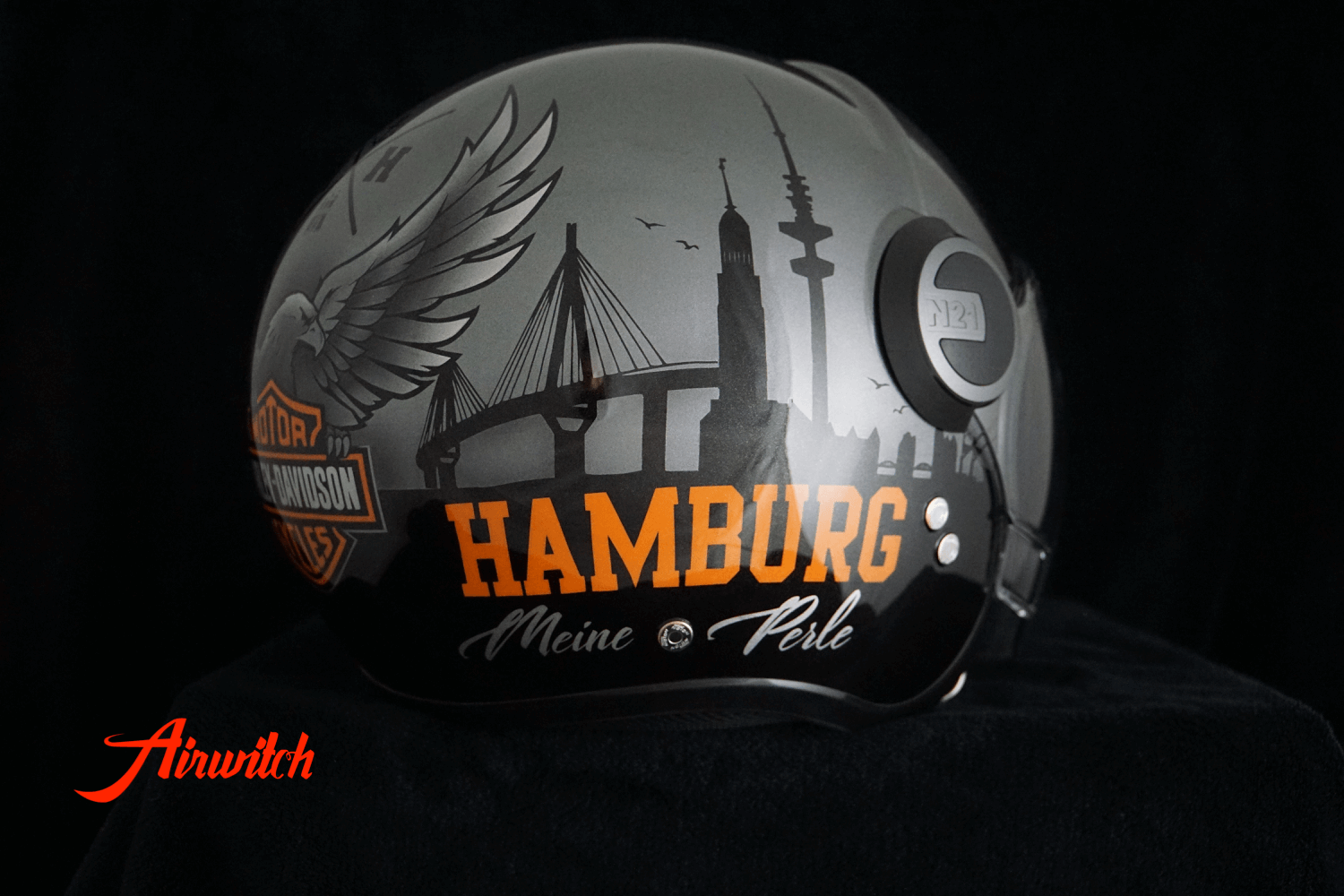 Custom Paint Hamburg Helm Lackierung mit Airbrush Adler, Skyline und Schriftzug in schwarz, silber und orange