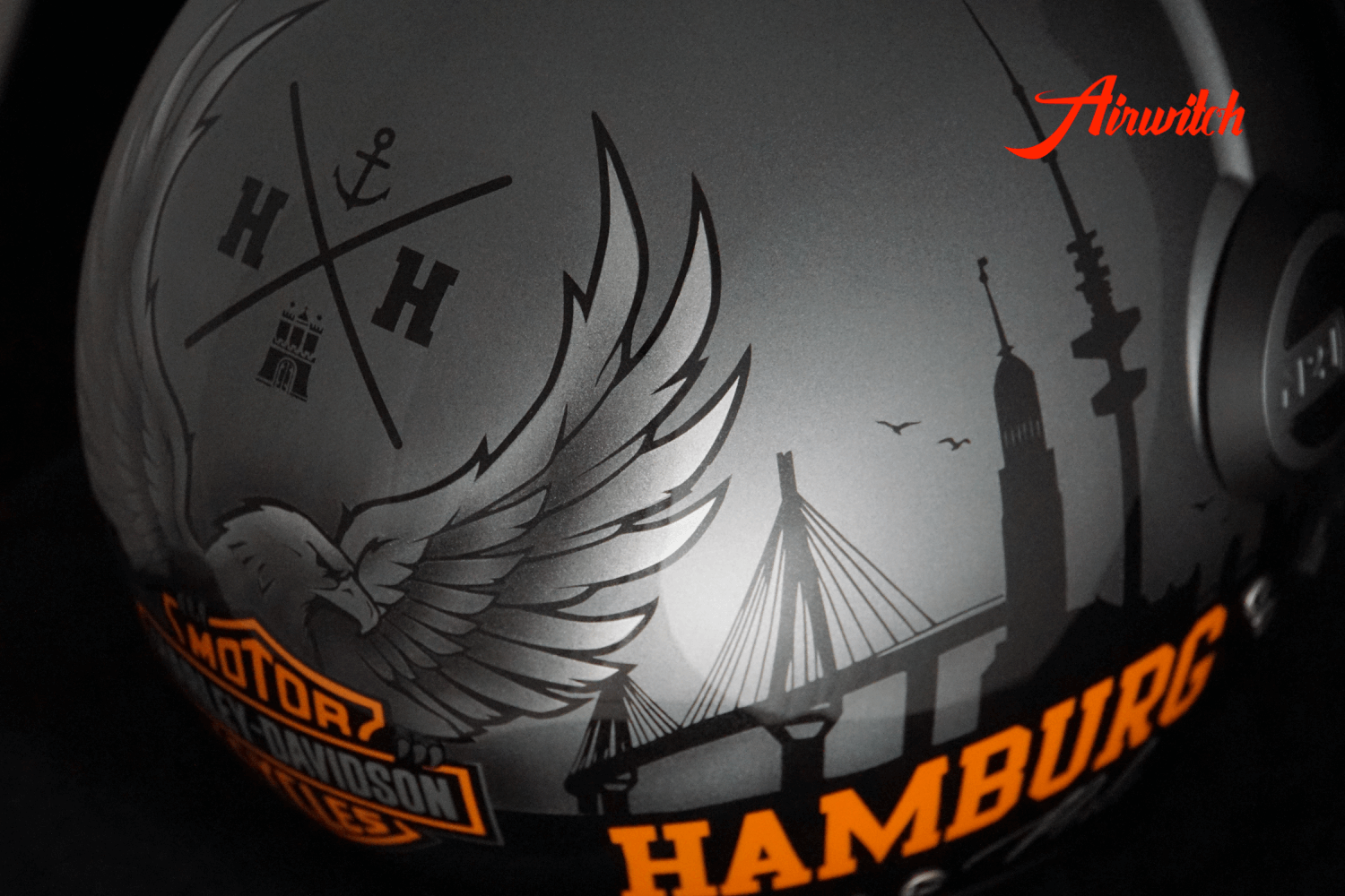Custom Paint Hamburg Helm Lackierung mit Airbrush Adler, Skyline und Schriftzug in schwarz, silber und orange