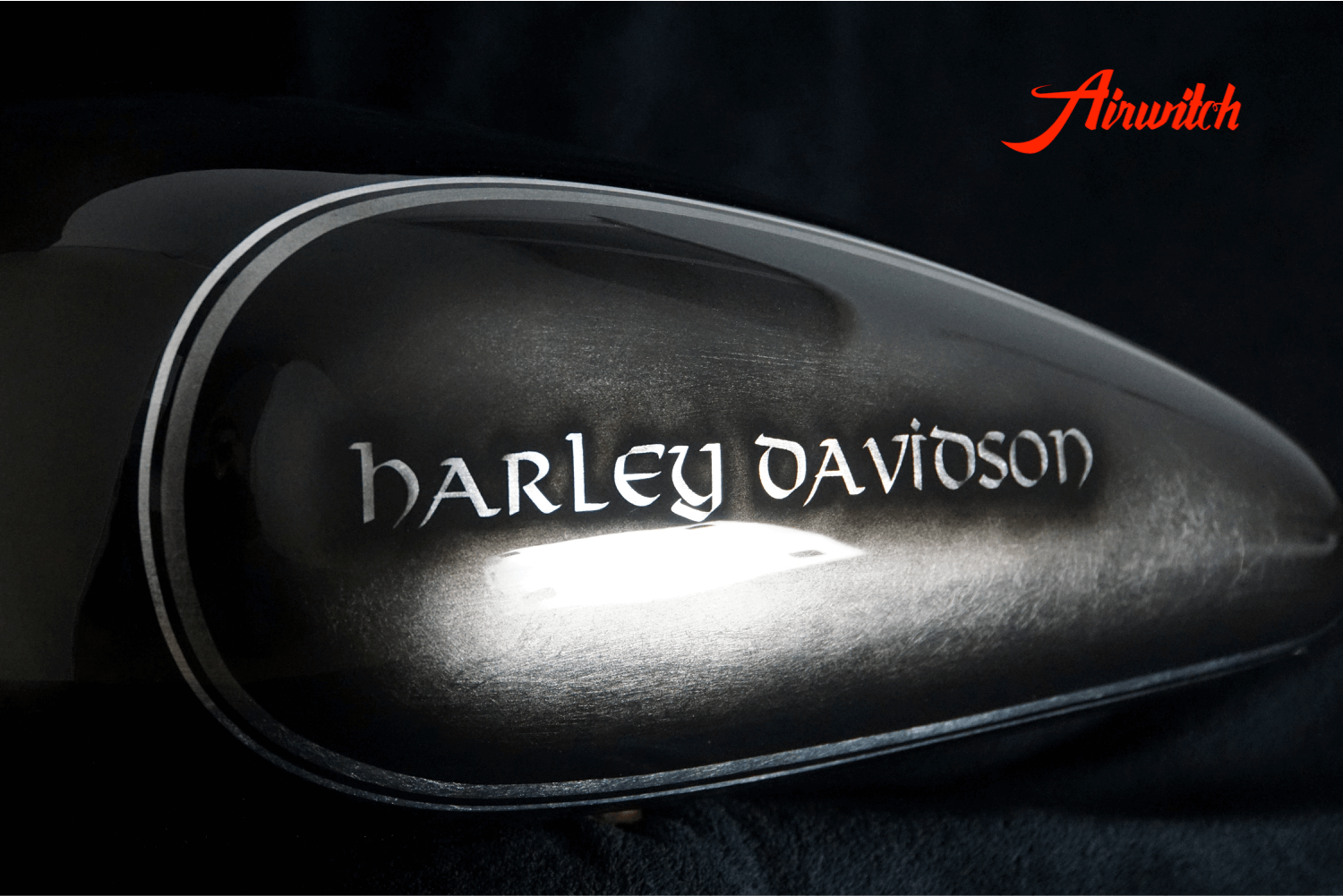 Harley Davidson Tank Custom Paint auf Blattsilber mit schwarzem Totenkopf und Zahl