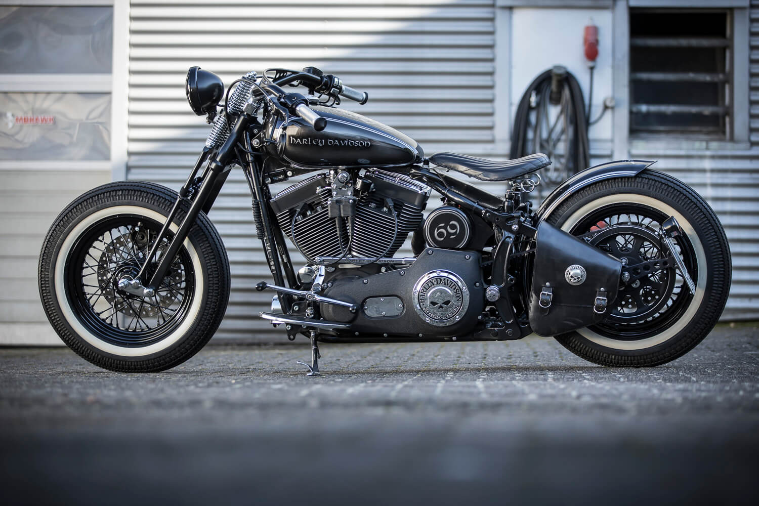 Custom Paint Harley Davidson softail Oldschool Blattsilber mit schwarzem Totenkopf und Zahl