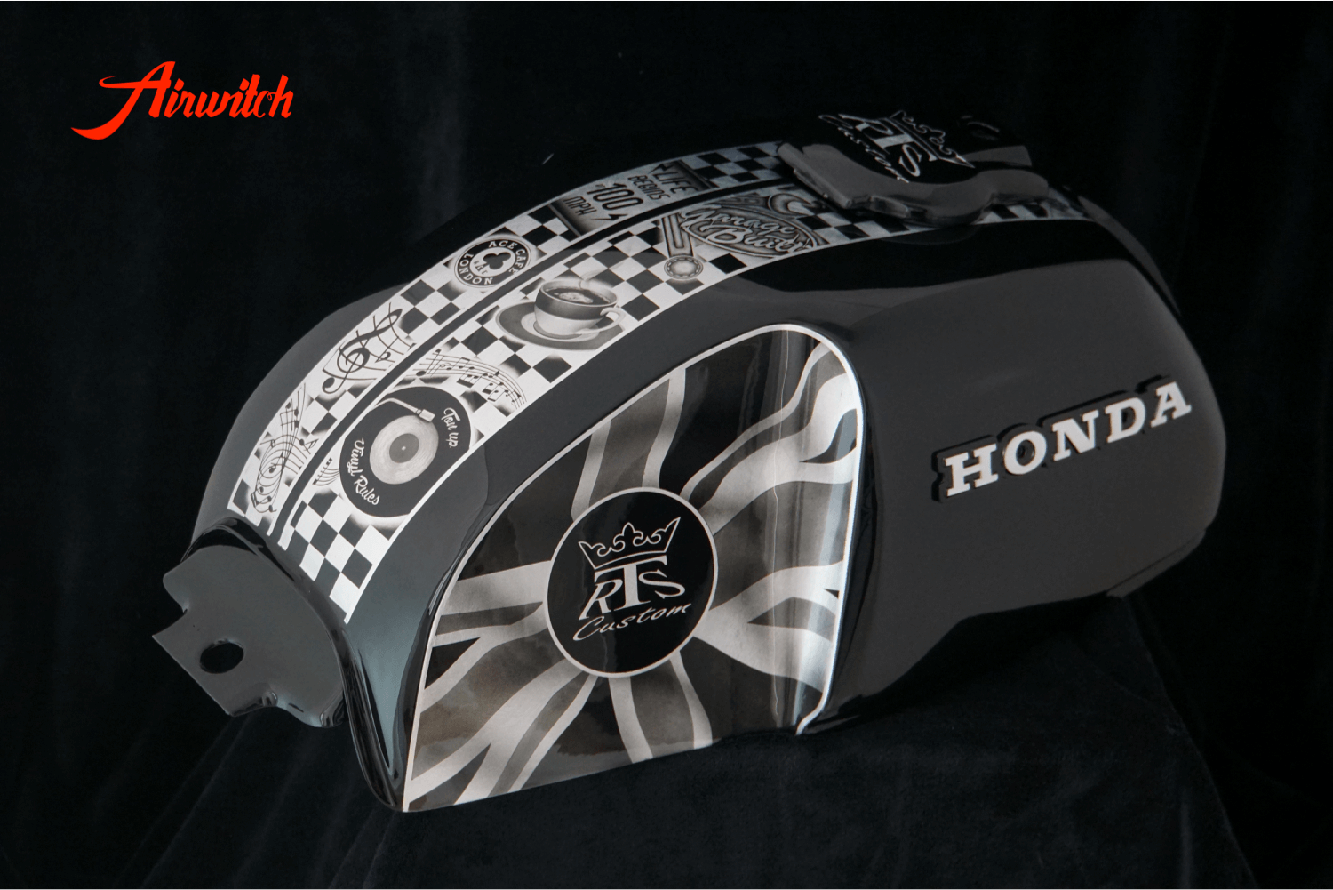 Custom Lackierung Cafe Racer Honda CX 500 mit Airbrush in schwarz auf Blattsilber von Airwitch