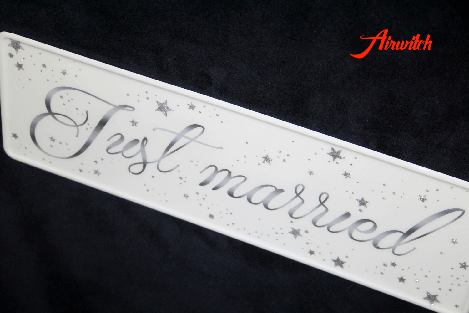 Custom Paint Nummernschild "Just married" mit Sternen Airbrush und Metalflakes in weiß-silber zur Heirat & Verlobung