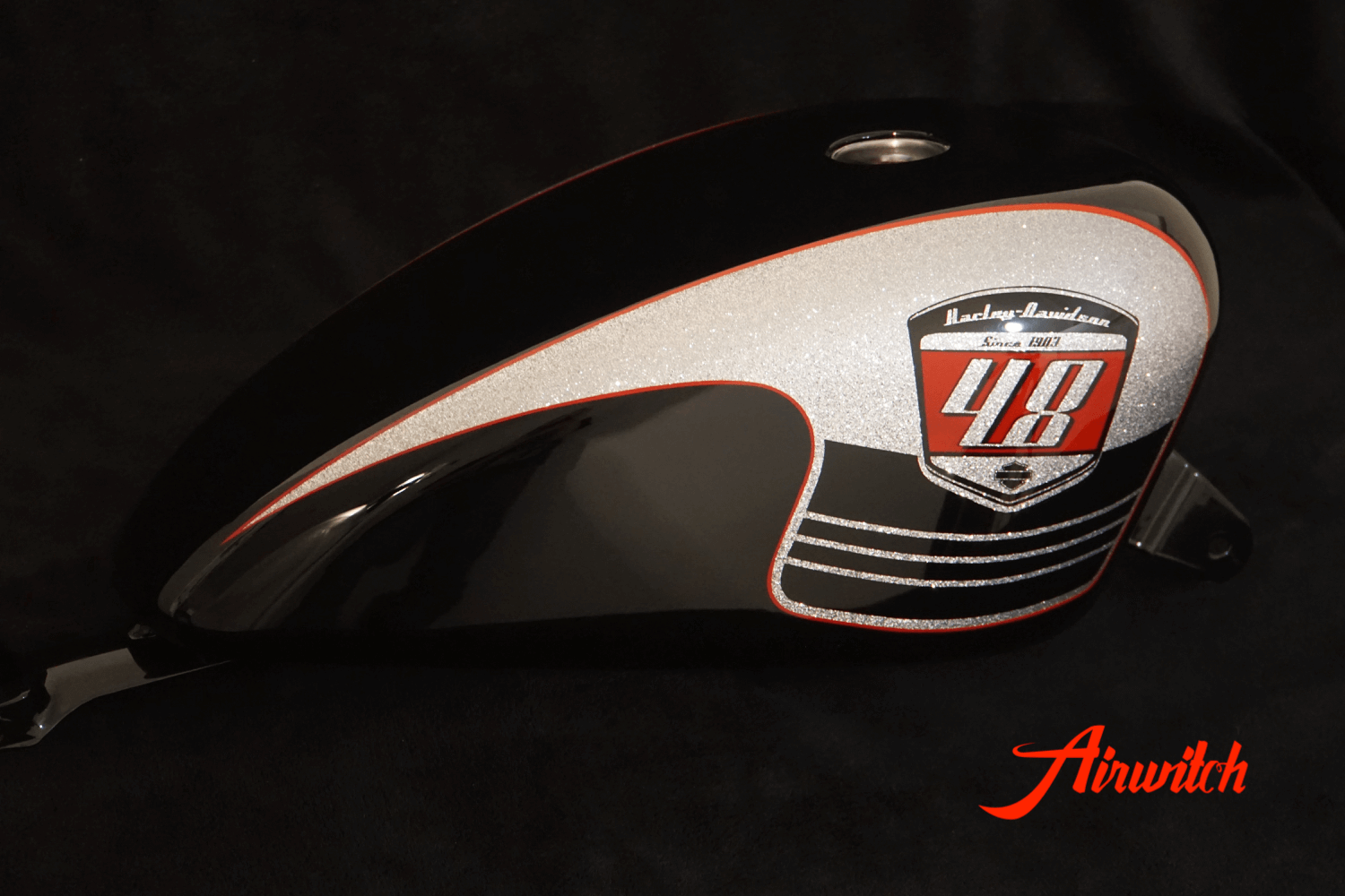 Custom Paint Harley Davidson Forty Eight Retro Racing Lackierung Metalflakes in schwarz, silber, rot mit Scalop