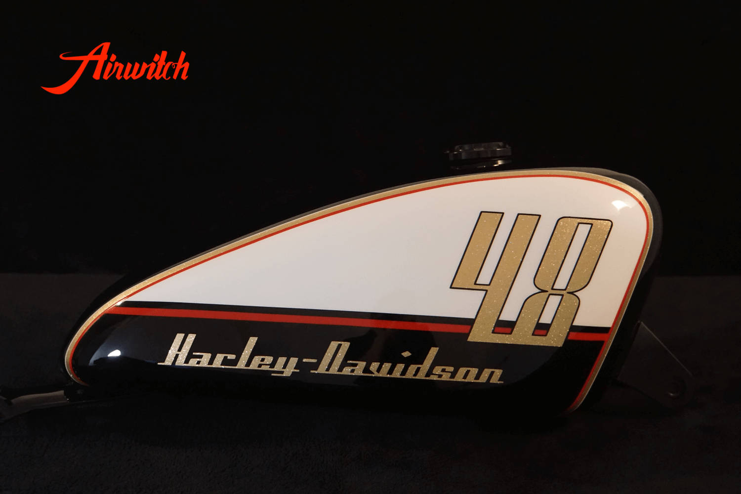 Custom Paint Harley Davidson Forty Eight Tank Retro 60th Lackierung mit Metalflakes, Gold, Rot und Schwarz