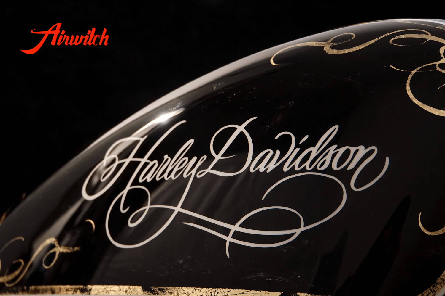 Custom Paint Tank Lady Harley Davidson Sportster 48 Lady Lackierung in schwarz und weiß mit Blattgold, Krone und Uhr