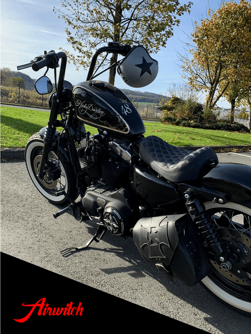 Custom Paint Harley Davidson Lady Sportster 48 Lackierung in schwarz und weiß mit Blattgold, Krone und Uhr