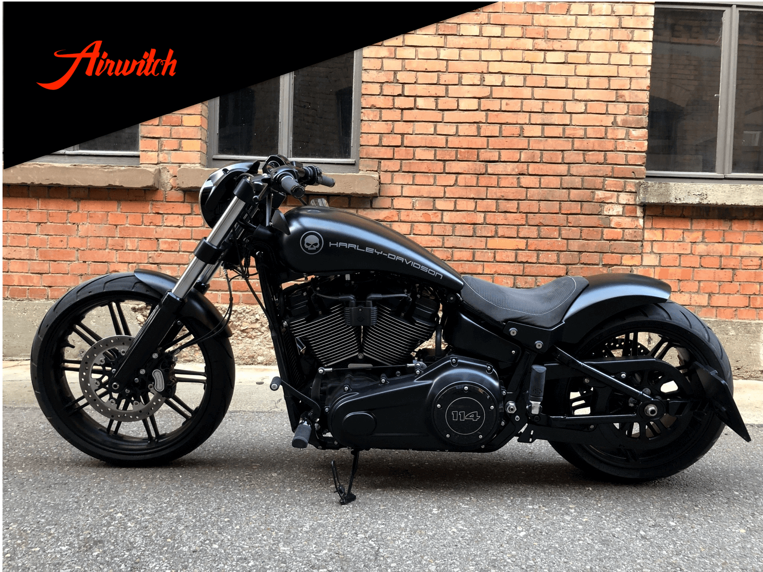 Custom Paint Harley Davidson Breakout Black matt Logo Airbrush 