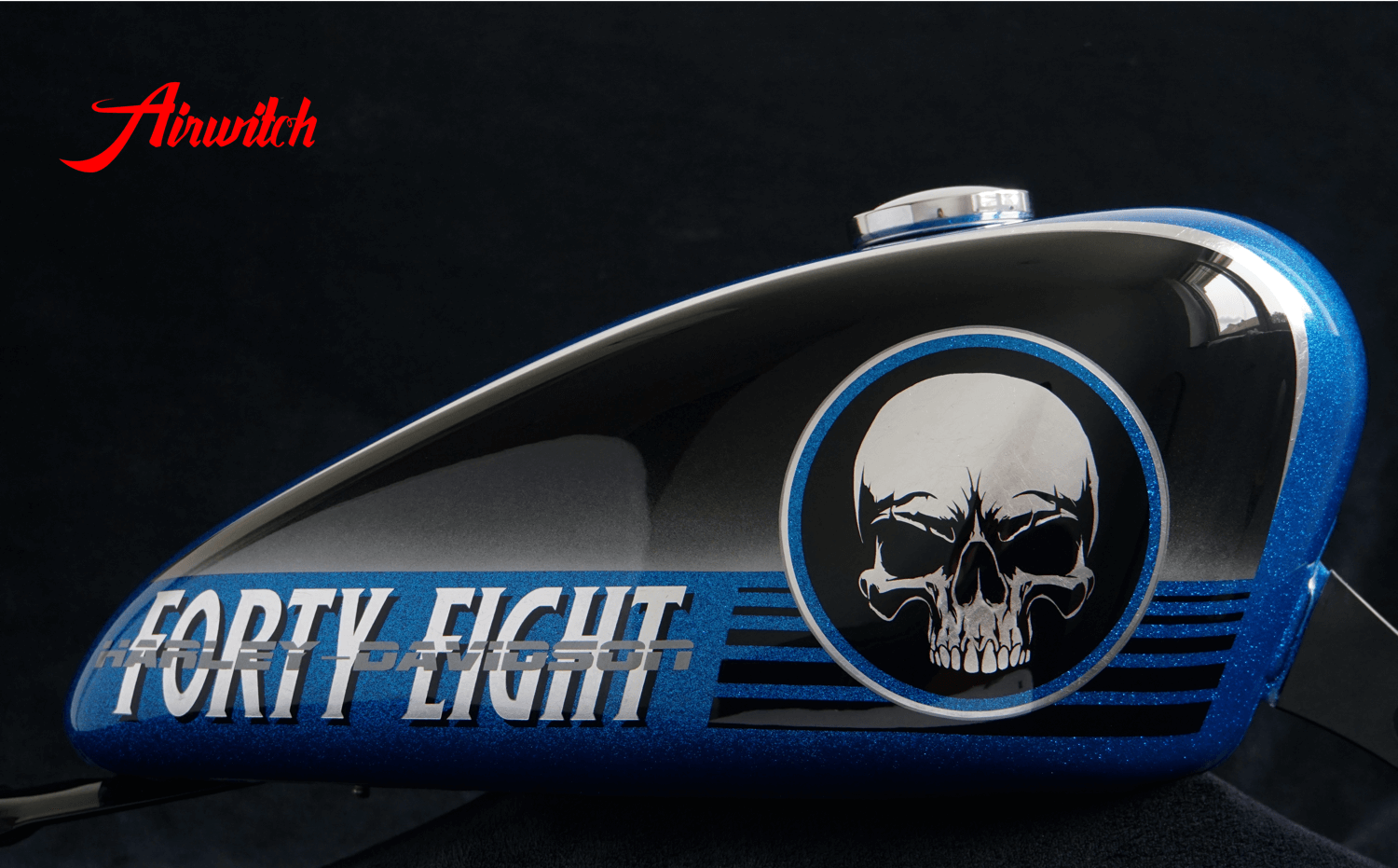 Blue Metalflake Custom Paint Harley Davidson Sportster 48 Tank mit Airbrush Skull & Forty Eight in Blattsilber 