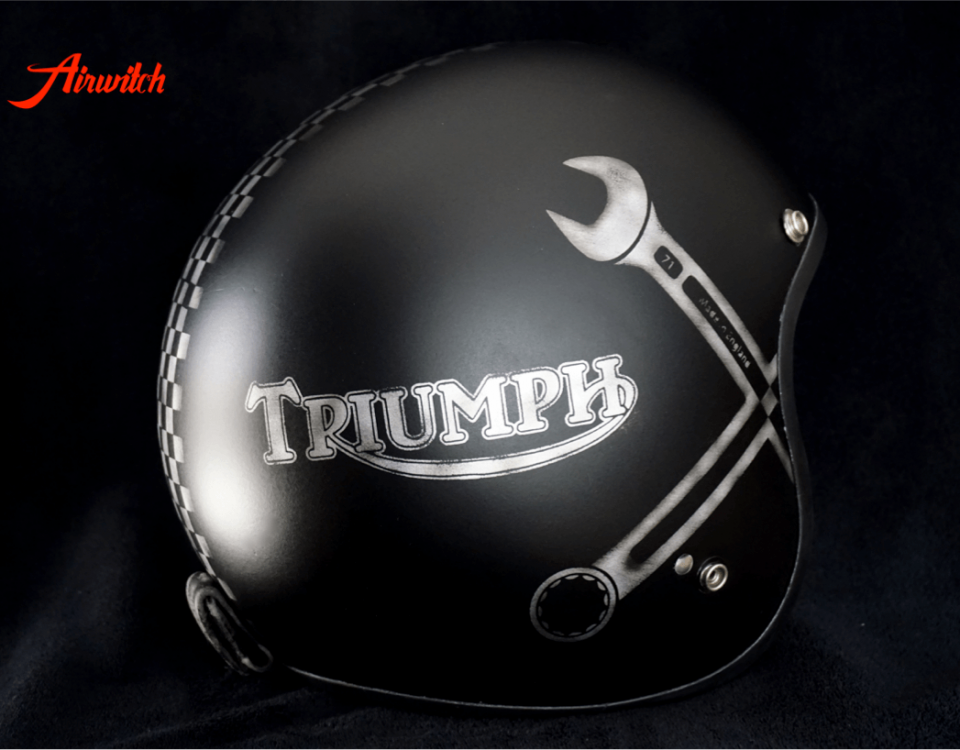 Custom Paint Helm Triumph Cafe Racer schwarz mit Zielflagge und Gabelschlüsseln