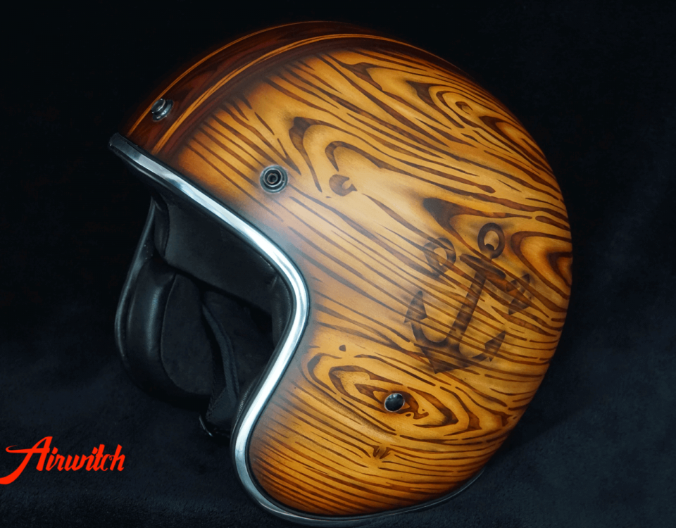 Helm mit Holz und Tiki Airbrush