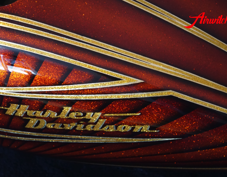 Luxuriöser Custom Painting Tank einer Harley Davidson Tank mit goldenen Metalflakes und Blattgold