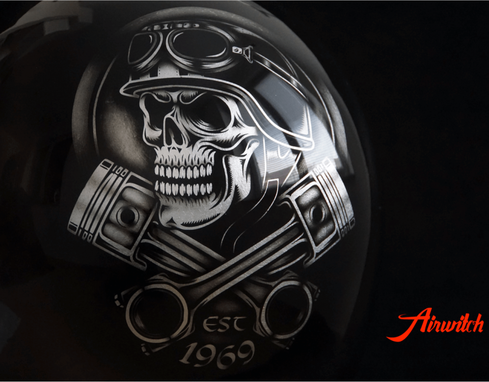 Custom Paint Helm Airbrush Totenkopf in schwarz mit Startnummer auf Blattsilber von Airwitch