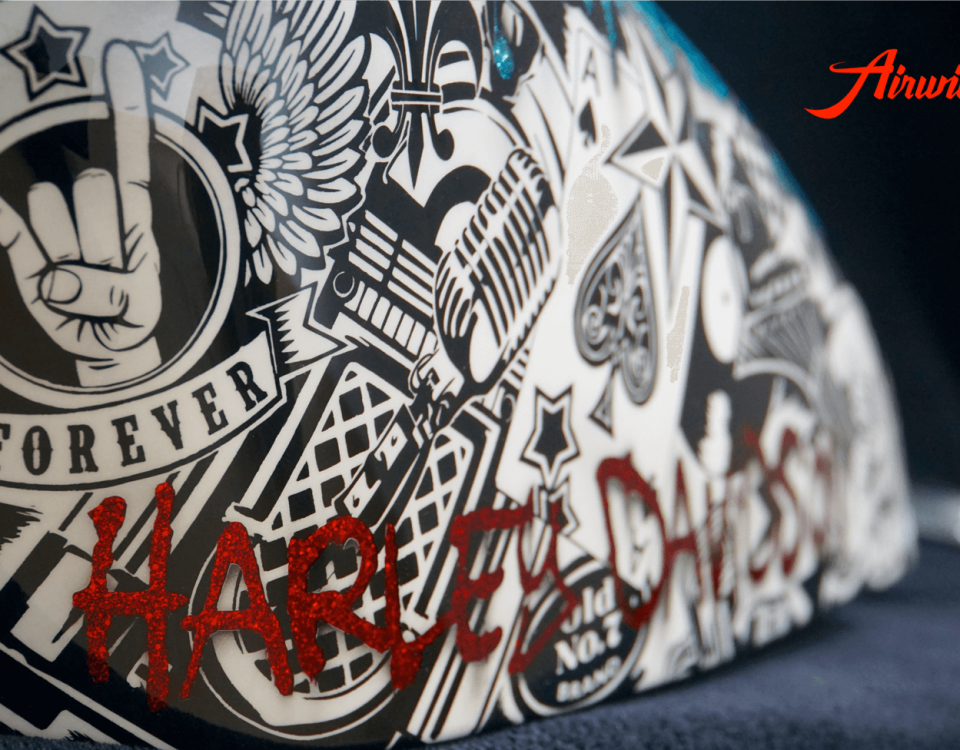 Custom Paint rote Metalflakes Harley Davidson Sportster Tank mit Rock n Roll Motiven