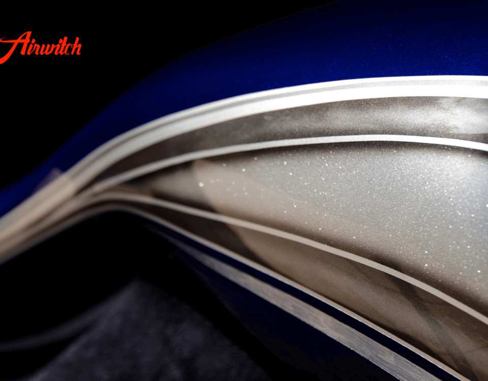 Harley Davidson Road Glide Custom Paint mit silber-blauer Designlackierung mit Silber, Metalflakes und Blattsilber
