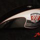 Custom Paint Harley Davidson Forty Eight Retro Racing Lackierung Metalflakes in schwarz, silber, rot mit Scalop