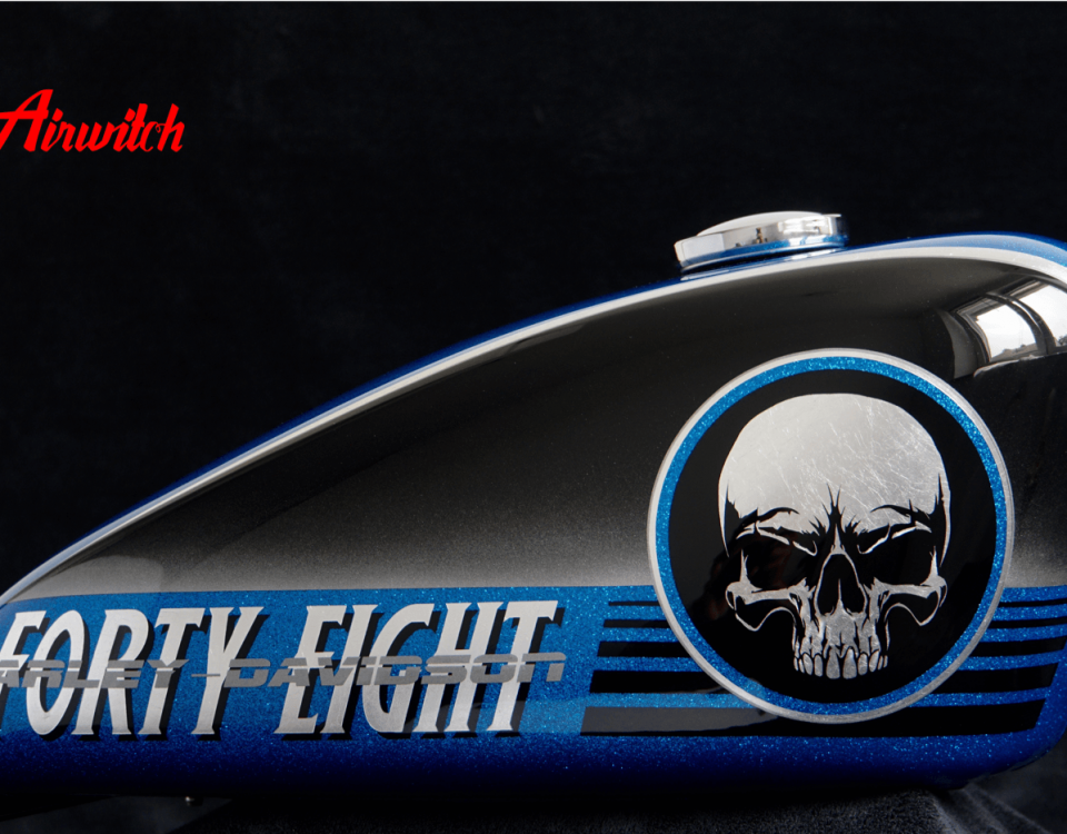 Blue Metalflake Custom Paint Harley Davidson Sportster 48 Tank mit Airbrush Skull & Forty Eight in Blattsilber