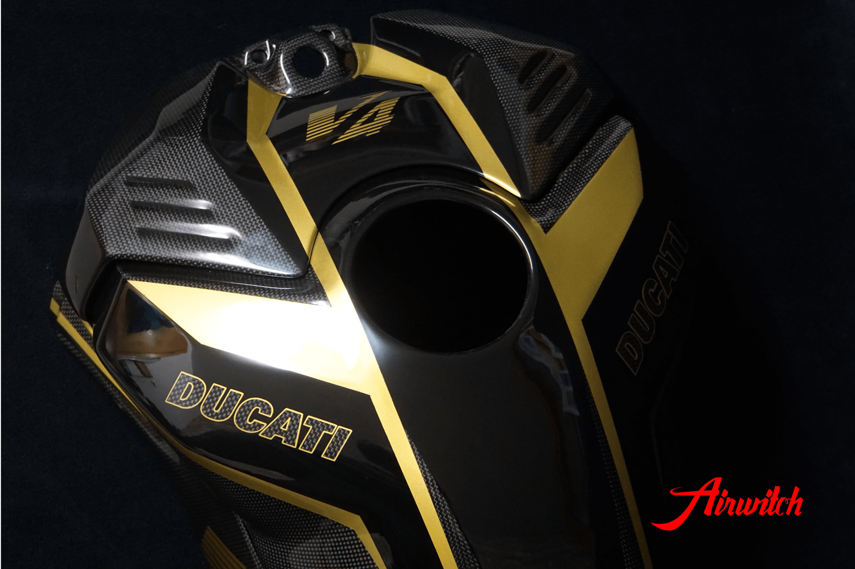Custom Paint Ducati Panigale V4 Carbon Parts Lackierung Gold & Black La catrina