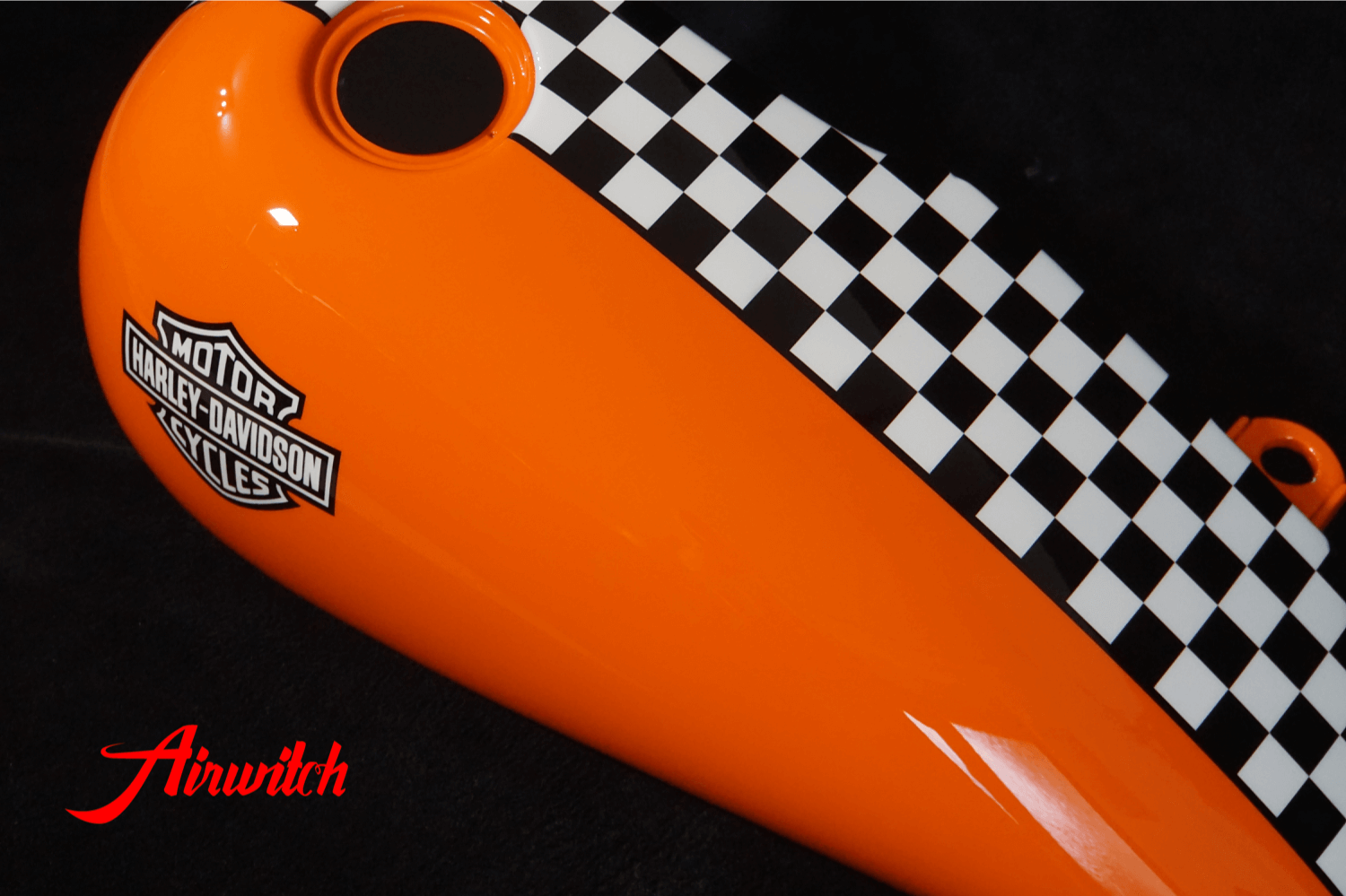 Custom Paint Harley Daivdson Softail Lackierung Oldschool Racing Orange Zielflagge Airbrush mit Schriftzug