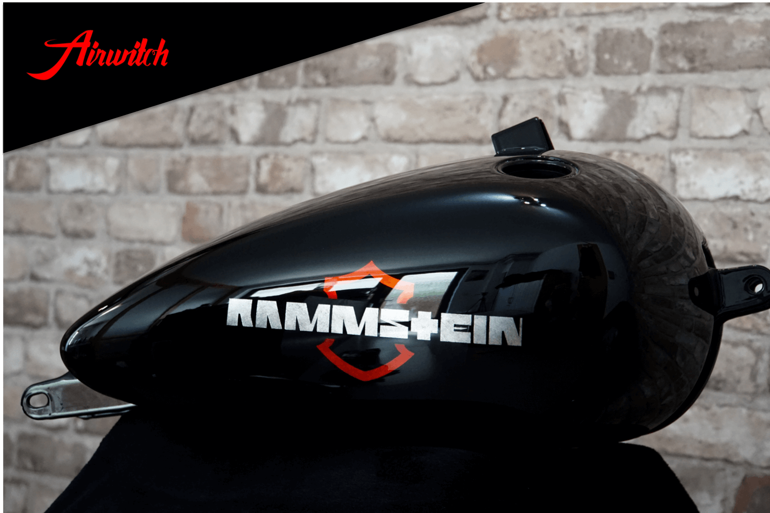 Custom Paint Harley Davidson Fat Bob Tank Lackierung Rammstein rot schwarz Blattsilber Airbrush