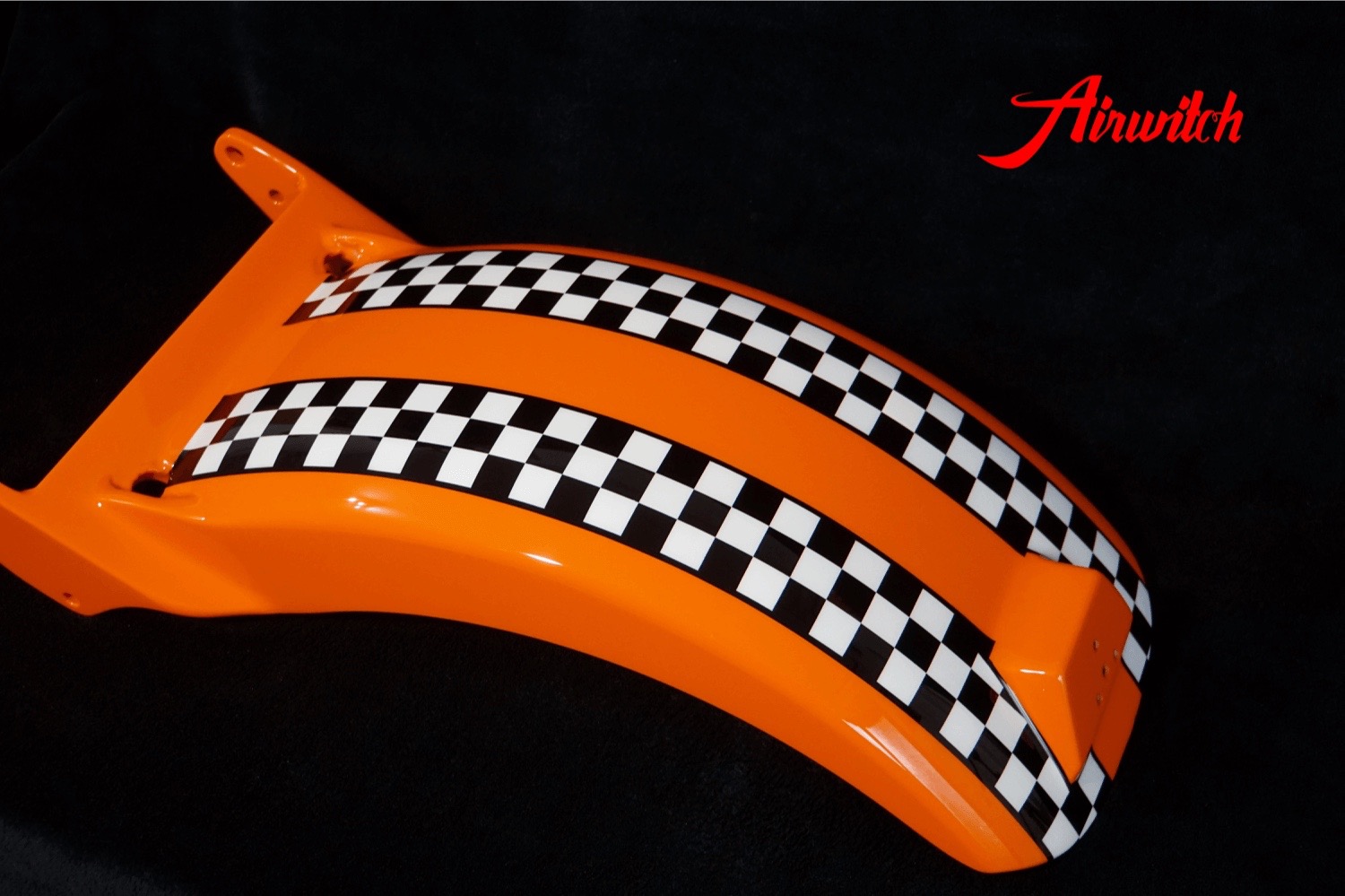 Custom Paint Harley Daivdson Softail Lackierung Oldschool Racing Orange Zielflagge Airbrush mit Schriftzug