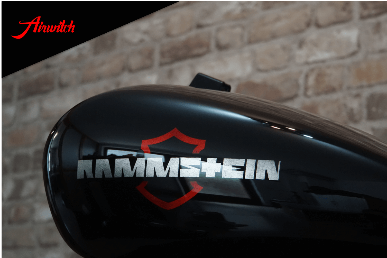 Custom Paint Harley Davidson Fat Bob Tank Lackierung Rammstein rot schwarz Blattsilber Airbrush