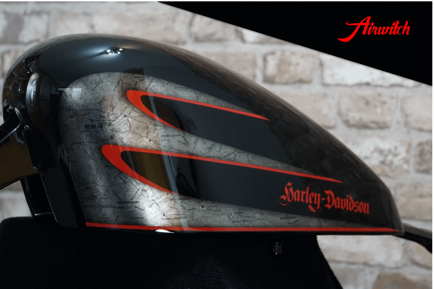CustomPaintScallopsBerlinMapHarleyDavidsonSportsterHardcoreStyleRedBlackSilverleaf